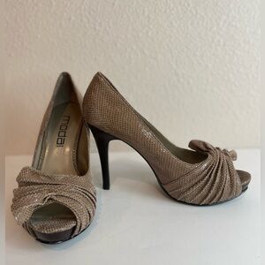Moda Spana~Like New~Shimmery Taupe Faux Snakeskin Peep Toe Stilettos~Size 6